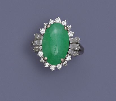 null Bague en or blanc 585 millièmes orné d'un cabochon ovale de jade dans un entourage...