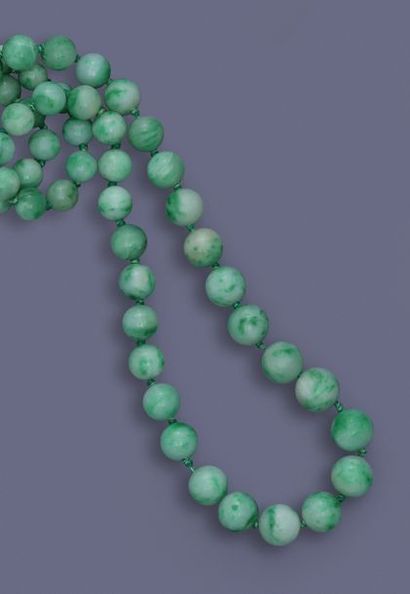 null Collier composé d'une chute de perles de jade jadéite d'environ 6 à 9.5 mm,...