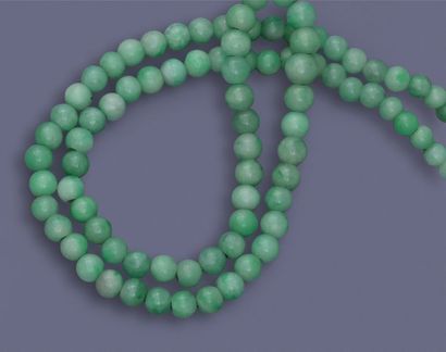 null Collier composé d'une légère chute de perle de jade jadéite d'environ 6 à 8.4...