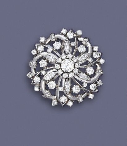 null Broche en or blanc 750 millièmes à motif de rosace serti de diamants ronds,...