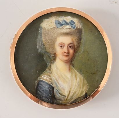 MOSNIER Jean-Laurent (1743-1808) 
Portrait miniature rond, représentant une femme...
