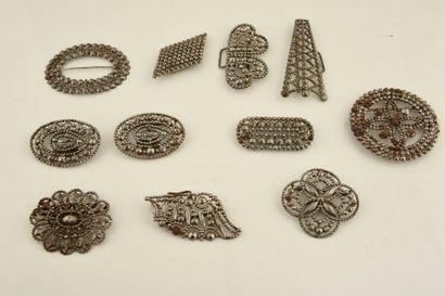 null Lot de boucles de ceinture à décor de perles d'acier facettées.
Travail du XIXe...