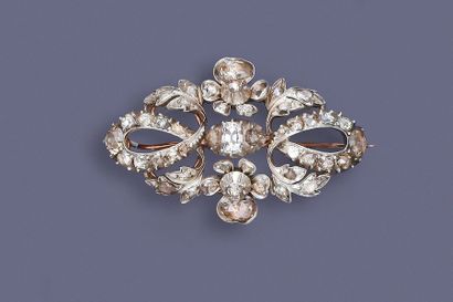 null Broche de corsage en or 375 et argent 800 millièmes, à décor de feuillage habillée...