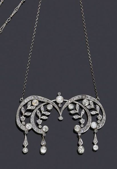 null Collier pendentif en platine 850 millièmes à motif de volutes et feuillages...