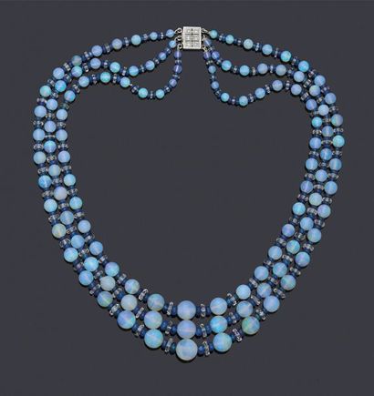 null Collier composé de 3 chutes de perles d'opale d'environ 3.4 à 10 mm, intercalées...