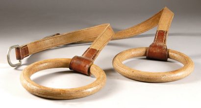 null Paire d'anneaux en bois avec lanières cuir. Vers 1950.