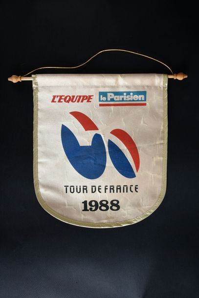 null Fanion du Tour de France 1988. Victoire de l'espagnol Pedro Delgado. Dim. 26x29...