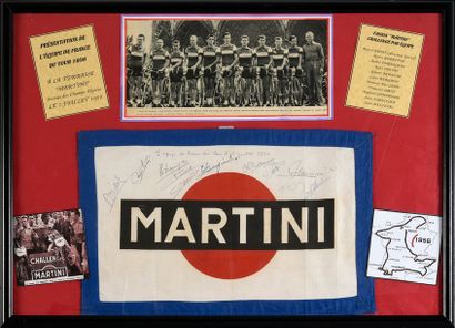 null Fanion Martini avec les signatures de tous les coureurs de l'équipe de France...