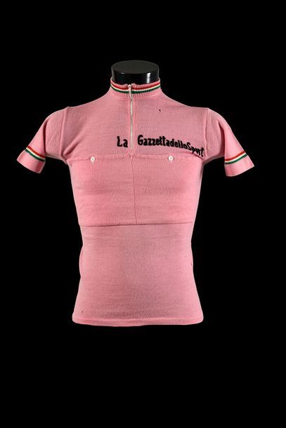 null Jacques Anquetil.
Maillot rose de leader porté sur le Tour d'Italie 1961 (Giro)....