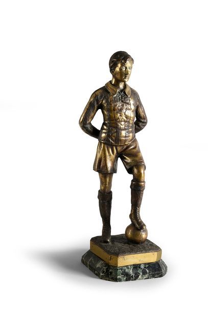 null Sculpture en bronze sur socle marbre. «Le Footballeur». Circa 1930. Armoirie...