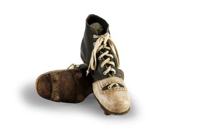 null Paire de chaussures en cuir à 6 crampons avec renforts cuir blanc. Circa 1900....