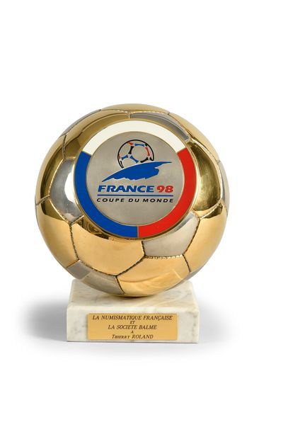null Trophée ballon à l'effigie de la Coupe du Monde 1998 offert à Thierry Roland...