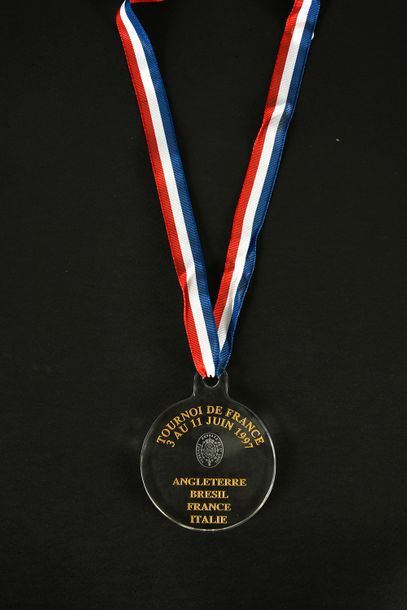 null Médaille de vainqueur du Tournoi de France du 3 au 11 juin 1997 qui vit la victoire...