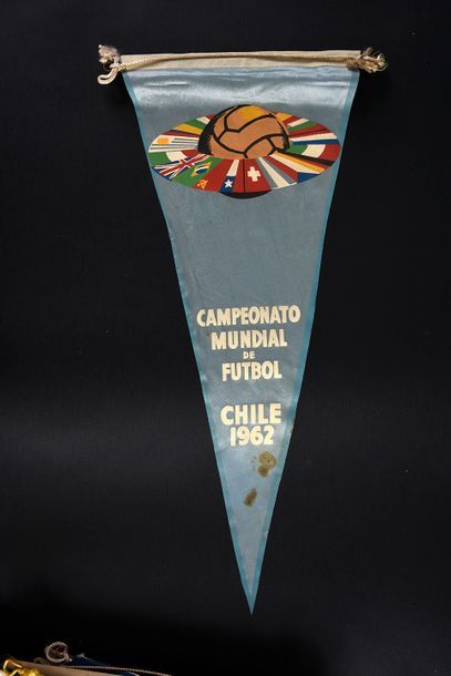 null Ensemble de 7 fanions commémoratifs de la Coupe du Monde 1962 au Chili. Formats...