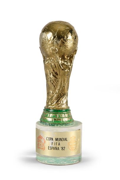 null Réplique miniature en métal doré commémorative de la Coupe du Monde 1982 en...