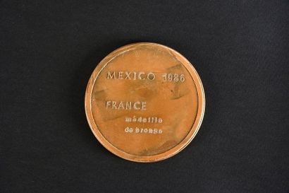 null Médaille de bronze commémorative, pour la 3ème place de l'équipe de France à...