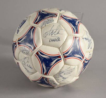null Ballon Adidas avec les autographes des joueurs de l'équipe de France recueillis...