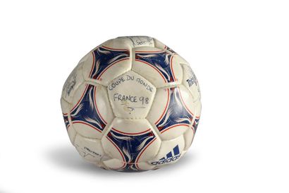 null Ballon Adidas avec les autographes des joueurs de l'équipe de France recueillis...