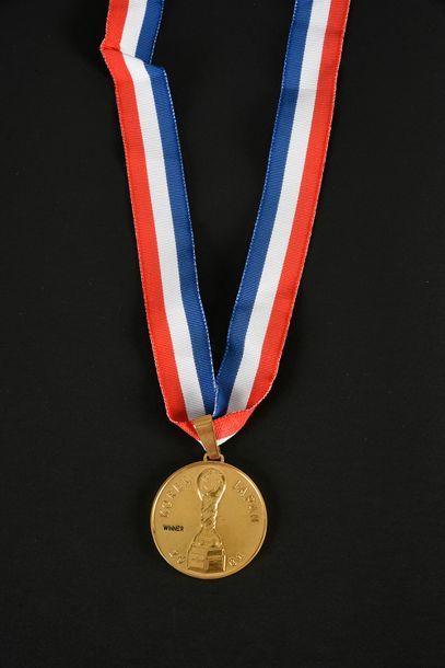 null Médaille d'or de vainqueur remise aux joueurs et au staff de l'équipe de France...
