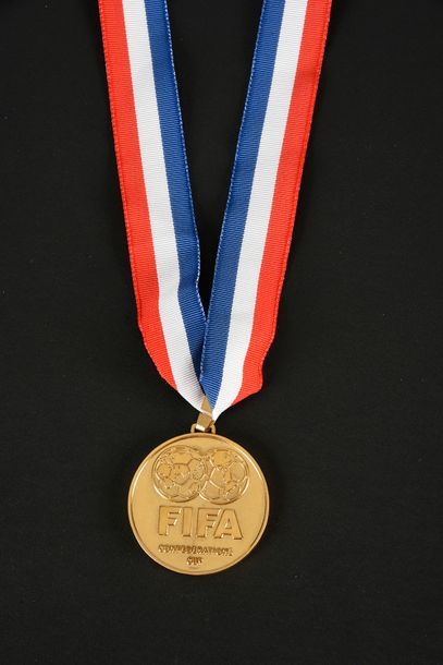 null Médaille d'or de vainqueur remise aux joueurs et au staff de l'équipe de France...