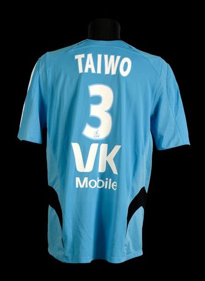 null Taye Taiwo.
Maillot n°3 de l'Olympique de Marseille pour la saison 2005-2006...
