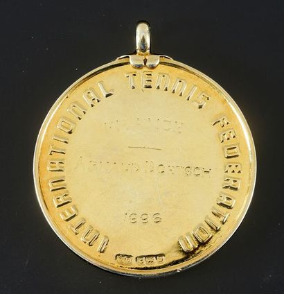 null Médaille d'or de vainqueur de la Coupe Davis 1996 attribuée à Arnaud Boetsch...