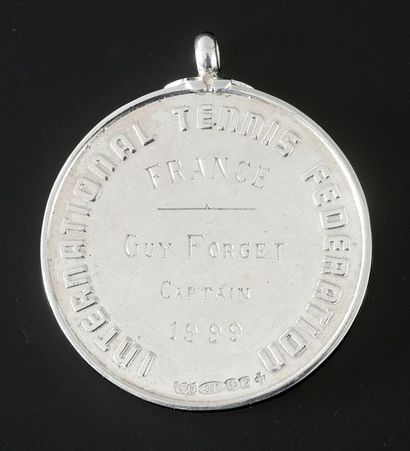 null Médaille de finaliste de la Coupe Davis 1999 attribuée à Guy Forget, capitaine...
