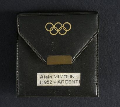 null Pin's offert par le CIO à Alain Mimoun pour sa médaille d'argent aux Jeux Olympiques...