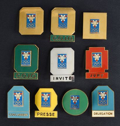 null Ensemble de 10 badges officiels de la Xème Olympiade d'hiver. Par Arthus Bertrand....