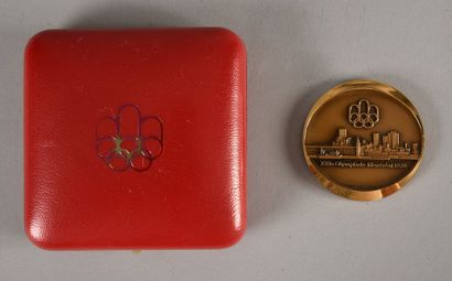 null Médaille commémorative officielle avec le stade et l'emblème. En bronze.
Diamètre...