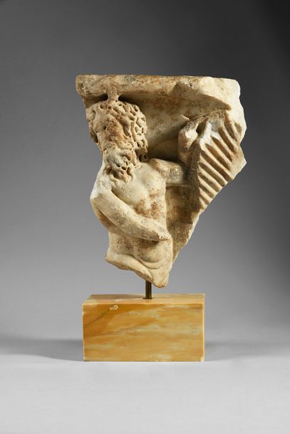 ART ROMAIN 
Fragment de sarcophage
Marbre blanc.
Vers le IIe siècle
H.: 36 cm, L.:...