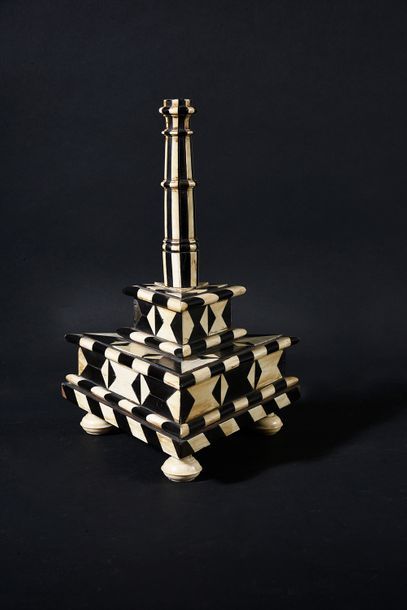 null SOCLE ou base de chandelier en bois plaqué d'ébène et d'ivoire et d'os, composé...