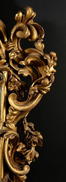 ROME et PEKIN Exceptionnel bénitier baroque en bois sculpté doré et argenté, à décor...