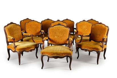 null Suite de six fauteuils à la reine en bois naturel mouluré, sculpté.
Pieds cambrés,...
