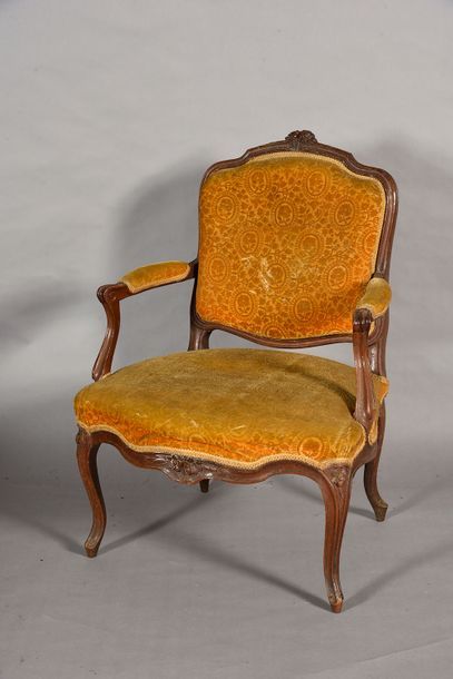 null Suite de six fauteuils à la reine en bois naturel mouluré, sculpté.
Pieds cambrés,...