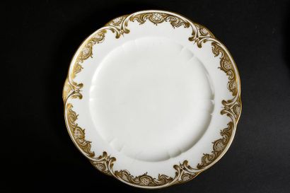 null Paire d'assiettes en porcelaine de Sèvres du XVIIIe siècle Une avec marque en...