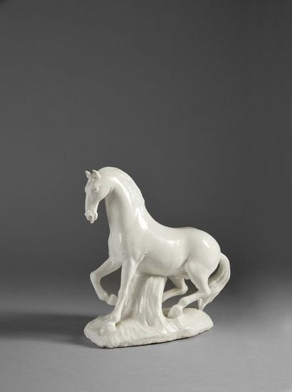 VINCENNES Cheval en porcelaine tendre blanche du XVIIIe siècle Représenté debout,...