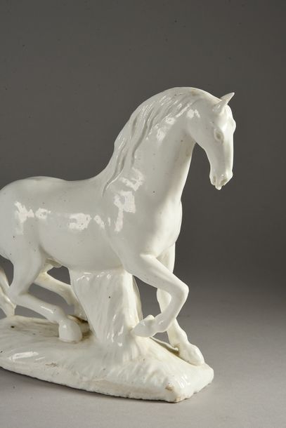 VINCENNES Cheval en porcelaine tendre blanche du XVIIIe siècle Représenté debout,...