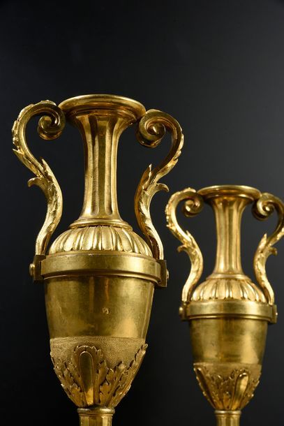 null Paire de vases d'ornement en bronze finement ciselé et doré, reposant sur un...