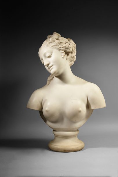 D'APRES Christophe-Gabriel AllEGRAIN (1710-1795) 
Buste de la baigneuse.
Marbre blanc.
H.:...