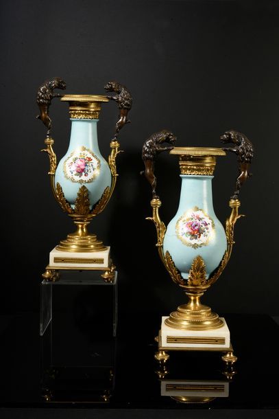null Paire de vases montés en marbre, bronze ciselé, doré et patiné, et porcelaine.
Reposant...