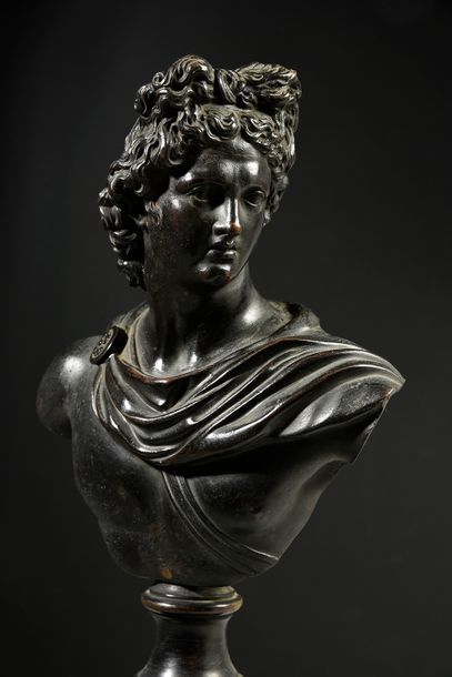 L'après l'Antique 
L'Apollon du Belvédère et Diane.
Paire de bustes en bronze ciselé...