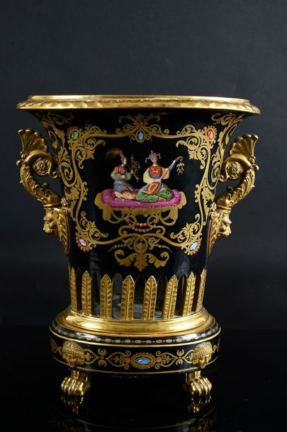 null Darte
Pendule en porcelaine de Paris, le vase de forme corbeille à fond noir...