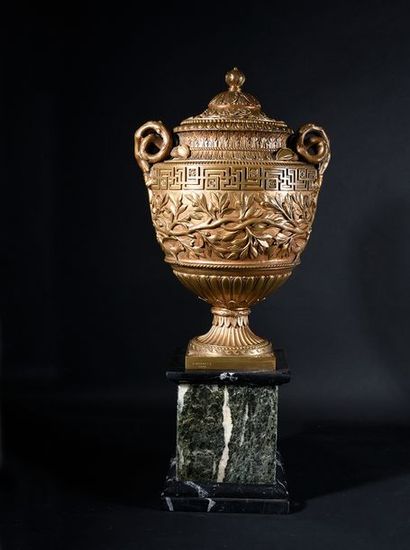 Benedetto BOSCHETTI (1820 - 1860) 
Vase en bronze ciselé et doré, sur un socle de...