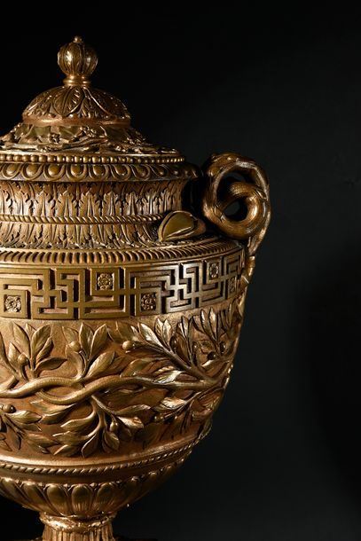 Benedetto BOSCHETTI (1820 - 1860) 
Vase en bronze ciselé et doré, sur un socle de...