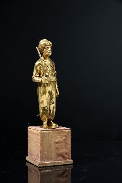 null Statuette de janissaire en bronze finement ciselée et dorée, représenté debout...