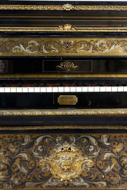 ERARD - MONBRO Rare Piano droit de Erard numéro 25410. La caisse entièrement plaquée...