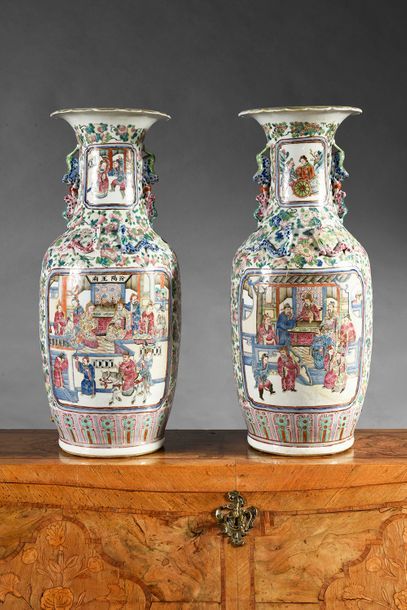CHINE Importante paire de vase en porcelaine de Canton, famlle rose, à décor de scènes...
