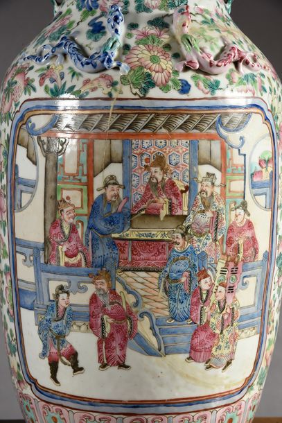 CHINE Importante paire de vase en porcelaine de Canton, famlle rose, à décor de scènes...
