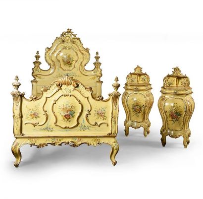 VENISE Important mobilier de chambre à coucher baroque en bois sculpté, laqué et...